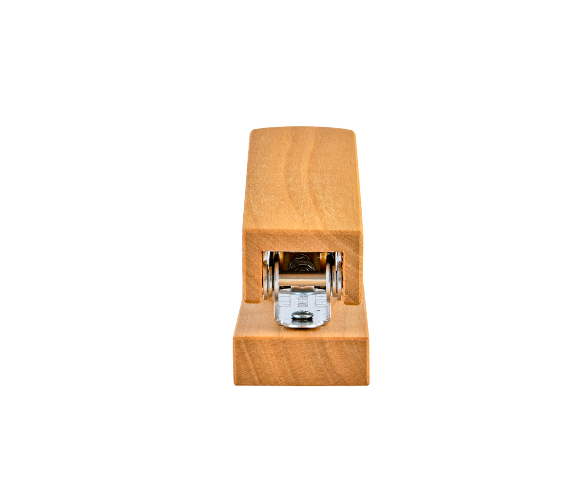 schreibgefuehl-hefter-mini-aus-kirschholz-tacker-holz-hinten