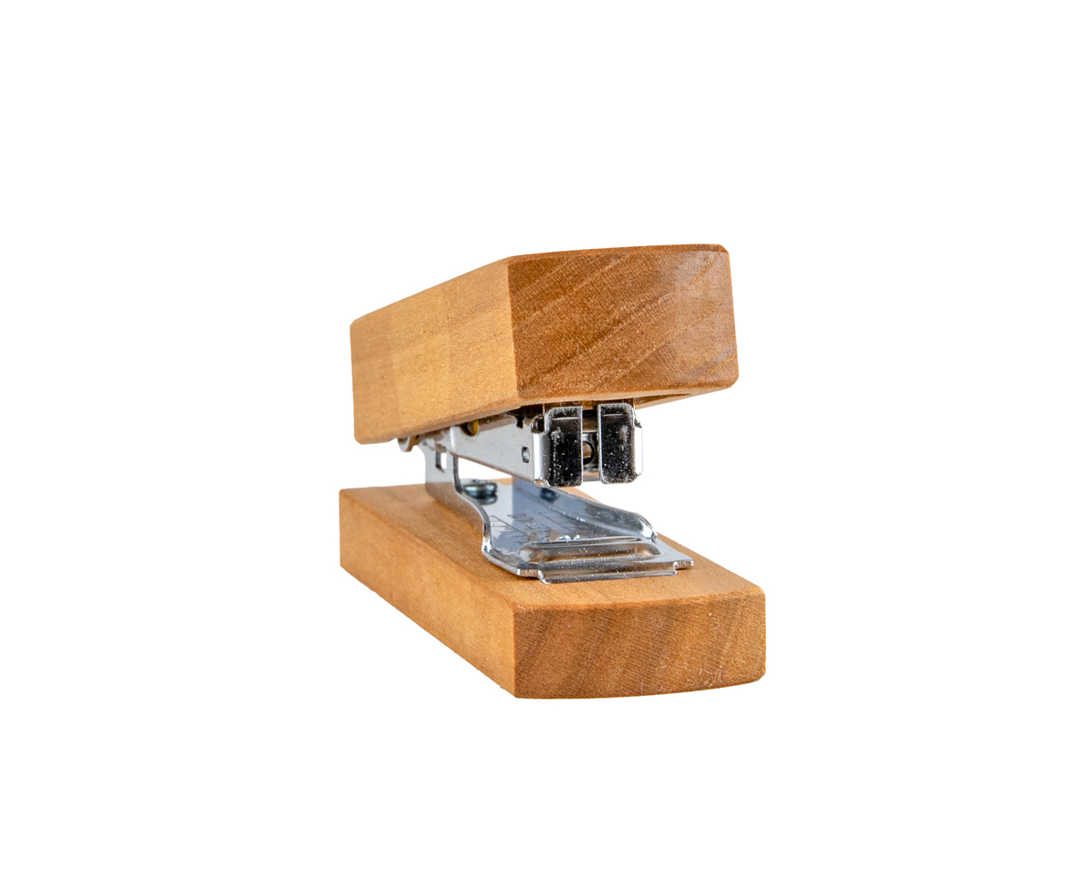schreibgefuehl-hefter-mini-aus-kirschholz-tacker-holz-vorne