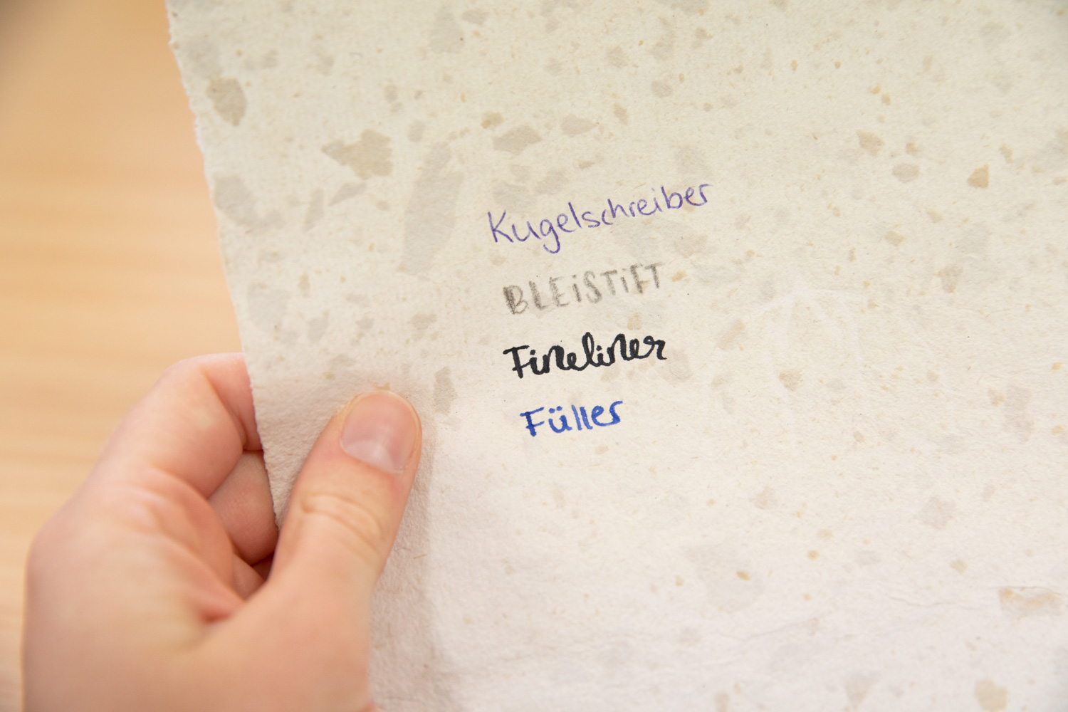 Mit verschiedenen Stiften beschreibbar! (Das Bild zeigt die Papiersorte „Vogelei“.)