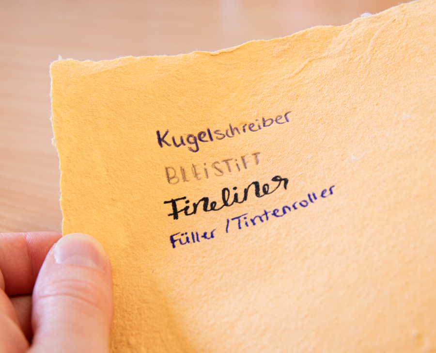 schreibgefuehl-buettenpapier-handgeschoepft-orange-gelb-strukturpapier-beschrieben