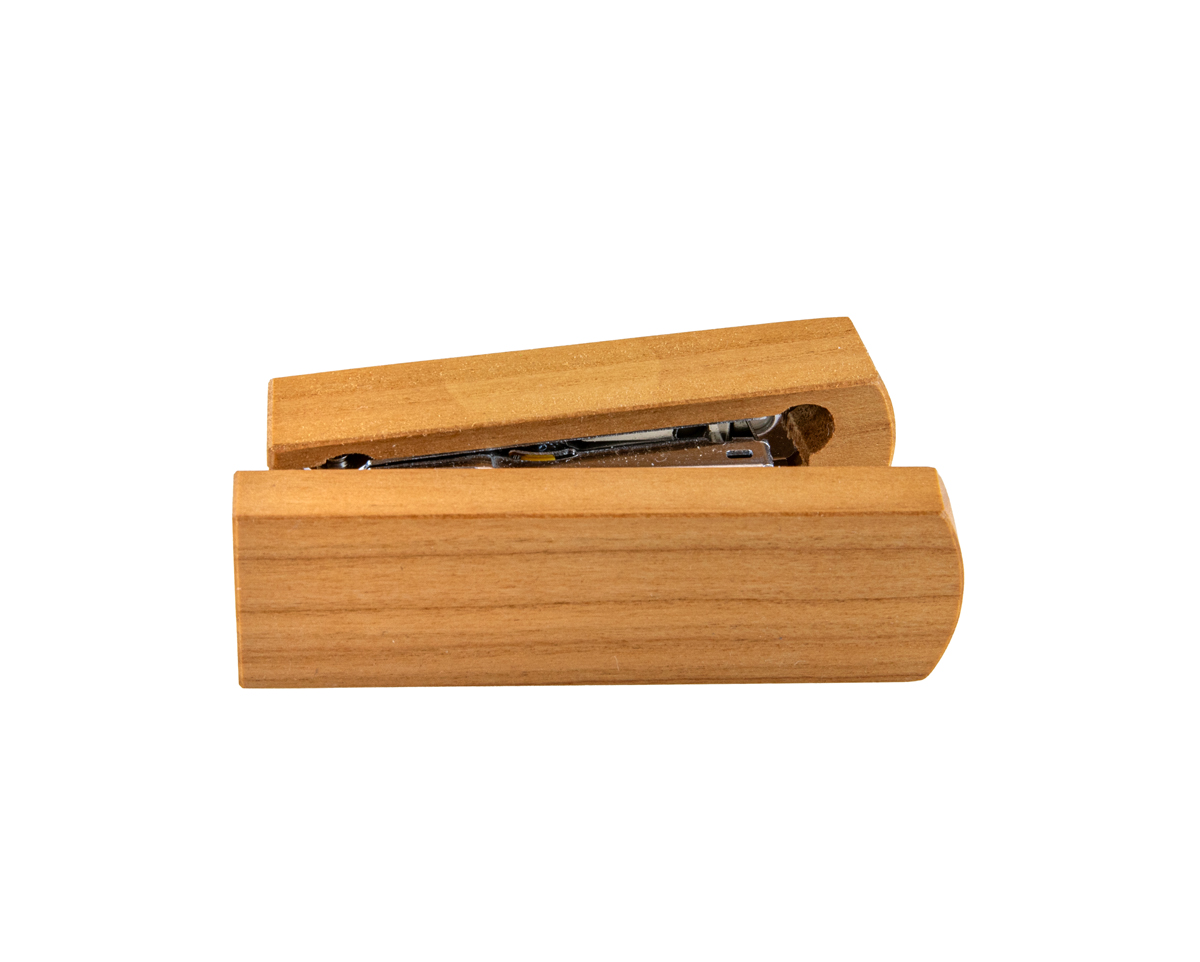 schreibgefuehl-hefter-mini-aus-kirschholz-tacker-holz-unten