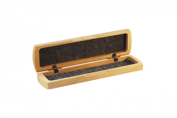Das edle Schreibetui wird aus geöltem Kirschholz in Handarbeit gefertigt und mit weichem Filz ausgekleidet.