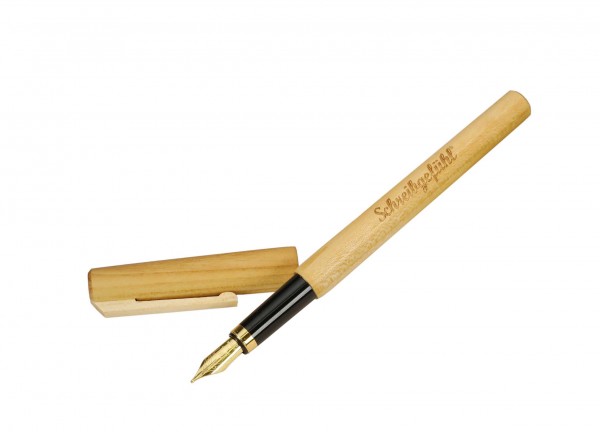 Der Füller aus Kirschholz glänzt durch schlankes Design und liegt angenehm in der Hand.